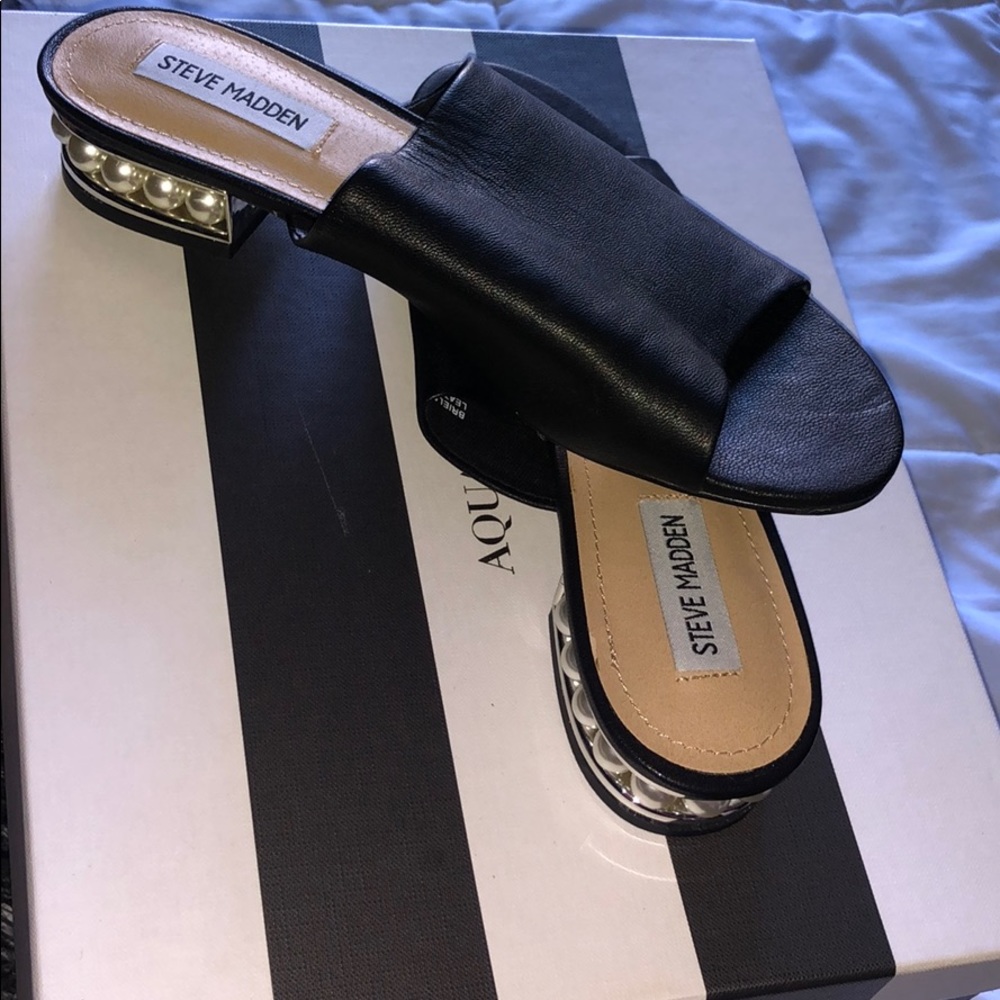 NWOT STEVE Madden Sandals